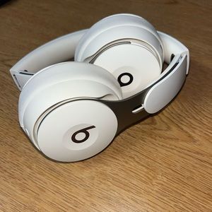 BEATS SOLO WIRELESS 3 in IVORY